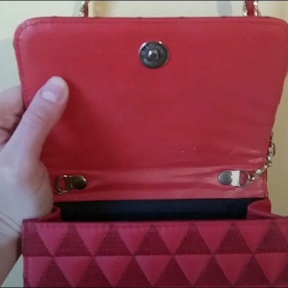🛍 ❤️Red & Gold Chain Purse🛍❤️ - Picture 4 of 5